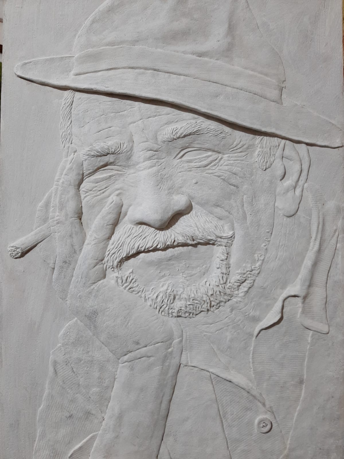 Sonhador: um senhor de idade cansado contempla a vida, apoia seu rosto na mão direita, segura um cigarro na mesma mão. A arte foi feita com base em relevos e texturas, possuindo somente a cor cinza. Acrílico sobre baixo relevo