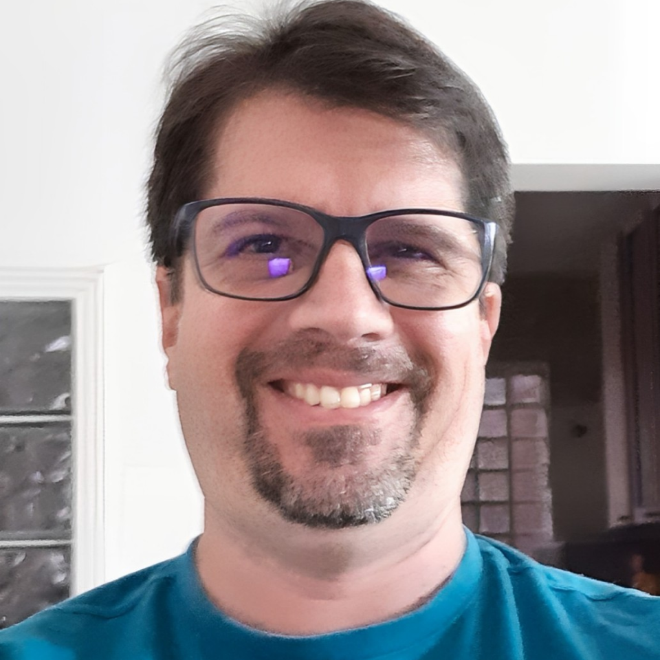 Leandro Ledel de óculos