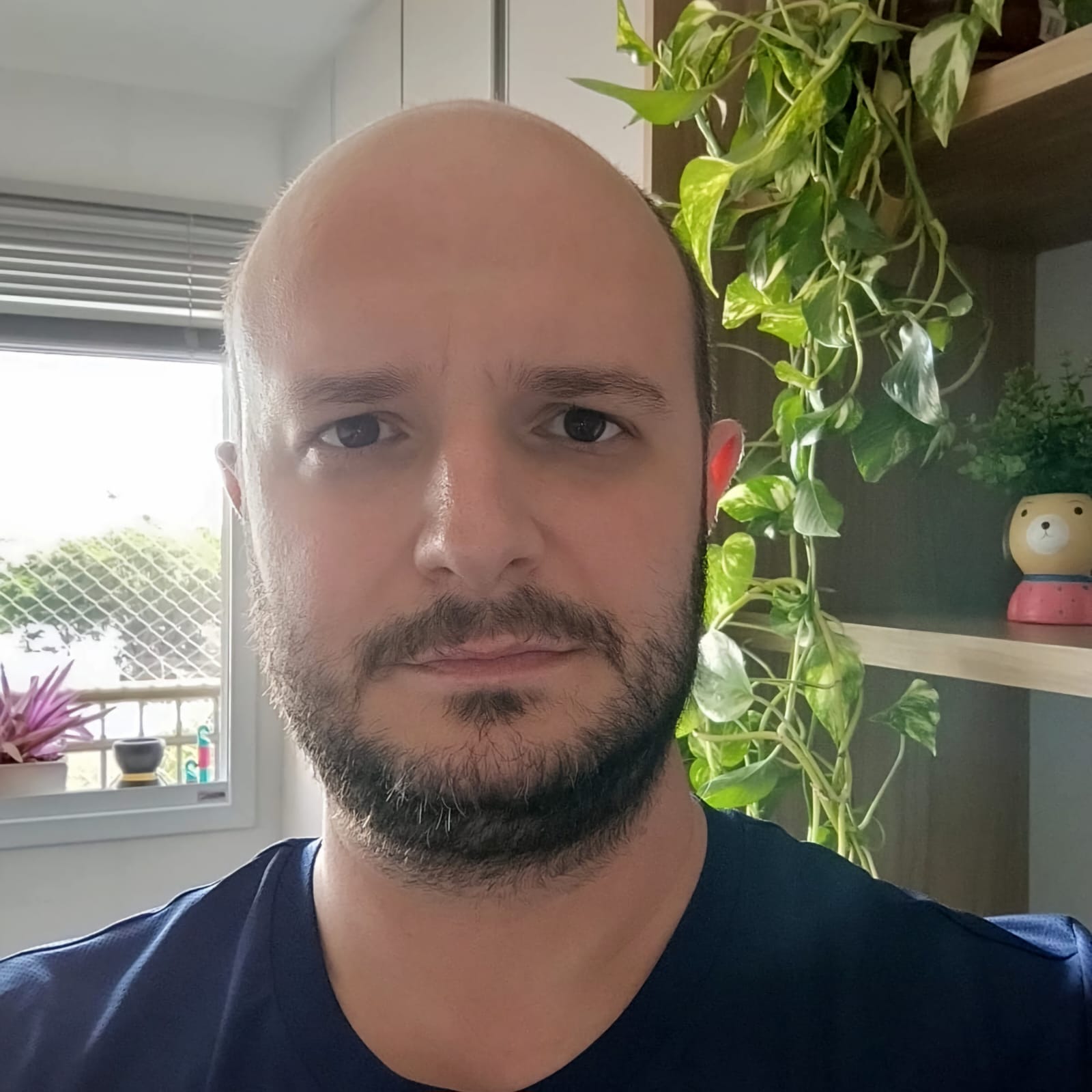 Rodolfo, desprovido de cabelo e tem barba
