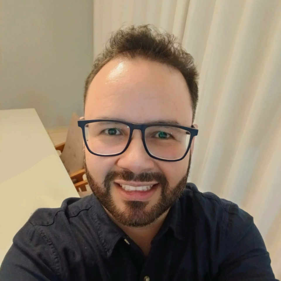 Rogério Lopes, usa óculos e tem barba