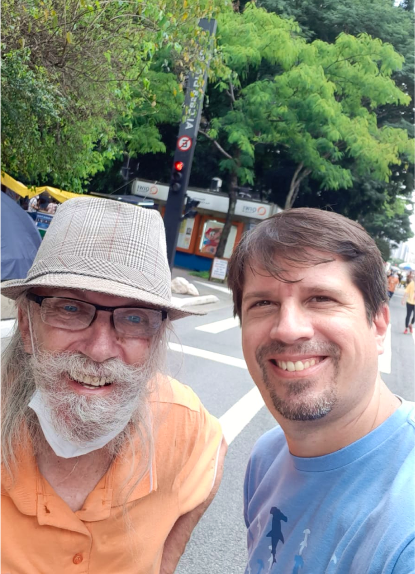 Docente Leandro Ledel, tem bigode e cavanhaque, enquanto seu pai Rodolfo Ledel tem uma barba completa branca e usa óculos