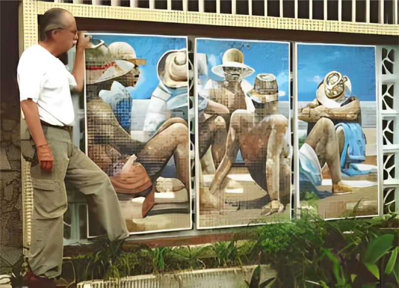 Rodolfo Ledel ao lado de sua obra: 3 (três) painéis que se completam, 6 (seis) homens descansando sentados na areia da praia